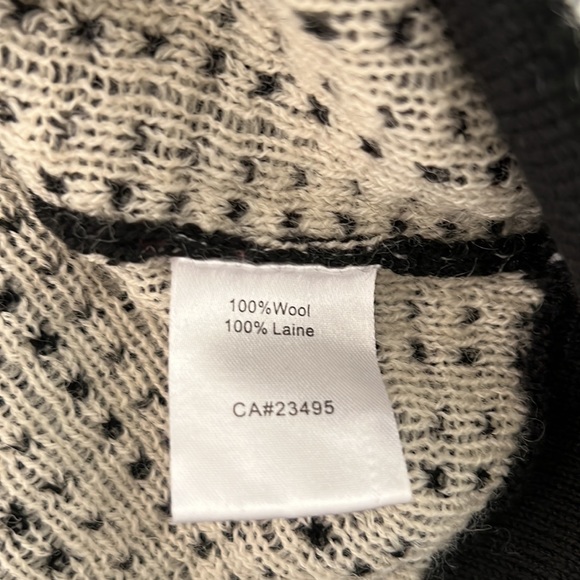 Icelandic Design 100% Wool Fair Isle Floral Handmade Sweater - Picture 8 of 8